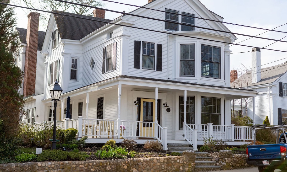 Tisbury House | Downtown Captain's Mansion- The Dexter- Family, event, and pet friendly