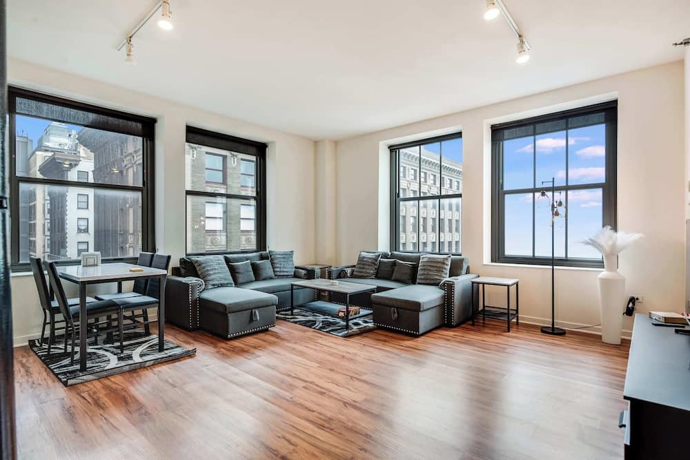 The Loop Apartment | Downtown Chicago Stay with Free In & Out Parking 3