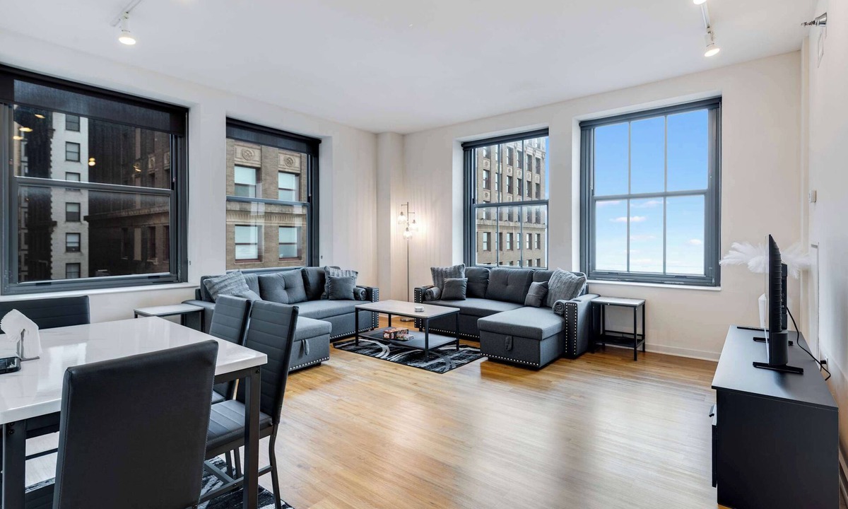 The Loop Apartment | Downtown Chicago Stay with Free In & Out Parking 2