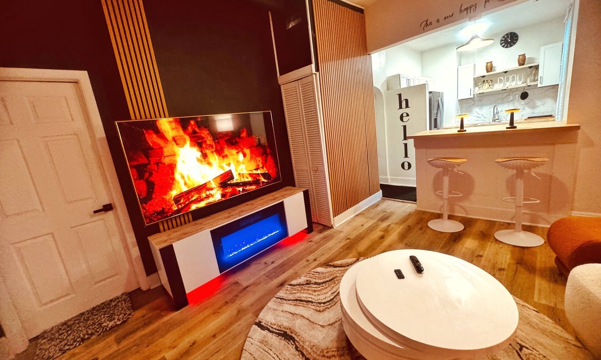 Dayton House | Downtown Cincinnati Game Yard Retreat at Newport City Center 2 King Beds