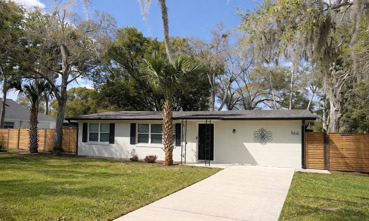 Clermont House | -Downtown Clermont Triplex Near Waterfront Park-