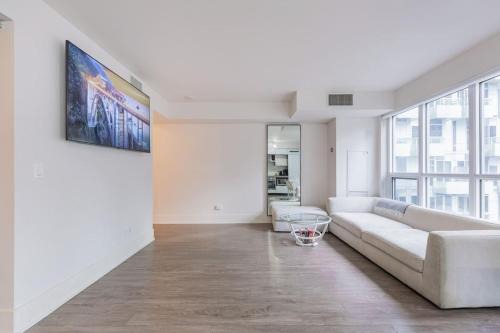 Toronto Entertainment District House | Downtown CN Tower View Condo with Pool Hot tub and Gym