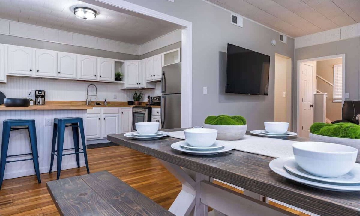 Downtown House | Downtown Delight I 4 BR & 2 BA I Sleeps 16