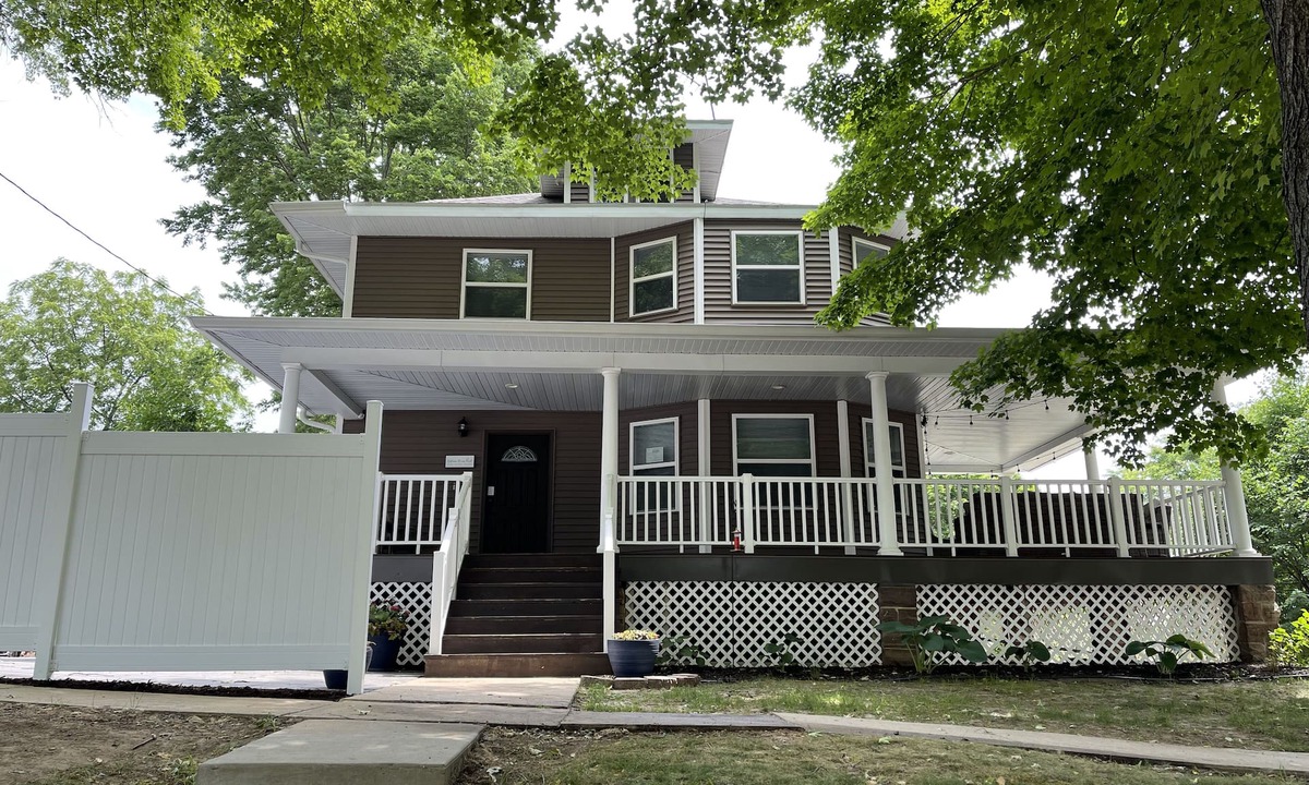Wisconsin Dells House | Downtown Dells! Outdoor TV! Fire pit+Porch+Patio+Grill+Tons of Amenities!
