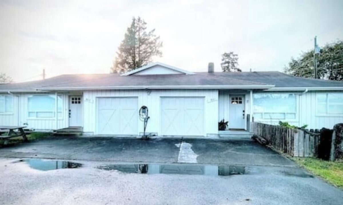 Long Beach House | Downtown Designer Duplex close to Beach! Spa Tub, Sunroom, Game Room, EV & more!