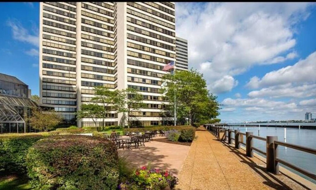 Detroit Apartment | #Downtown Detroit Luxury Apartment with Riverview of Canada