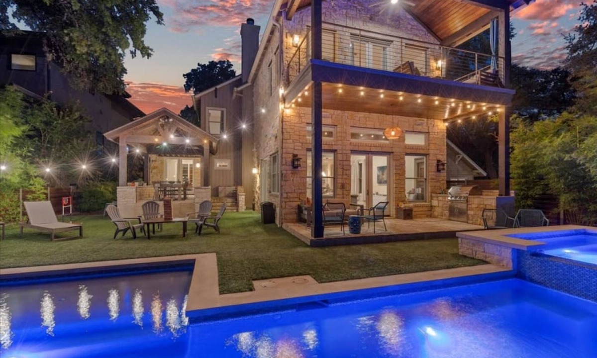 Bouldin House | Downtown Heated Pool Hot Tub Gym Skyline View