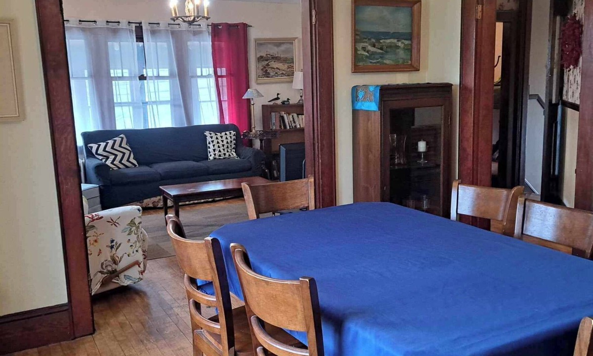 Downtown Apartment | Downtown heritage flat near everything