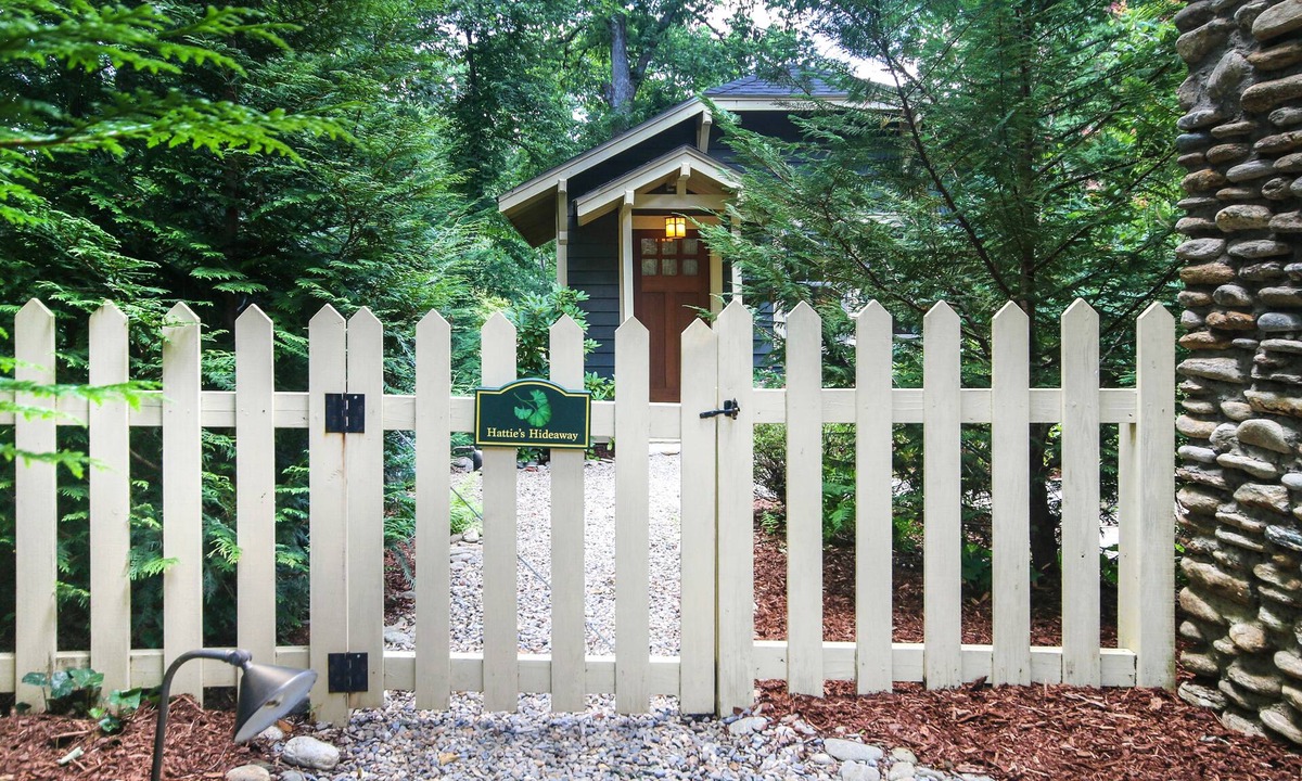 Black Mountain Cottage | Downtown Historic Area, Arts and Crafts Cottage PREMIER HOST SINCE 2013
