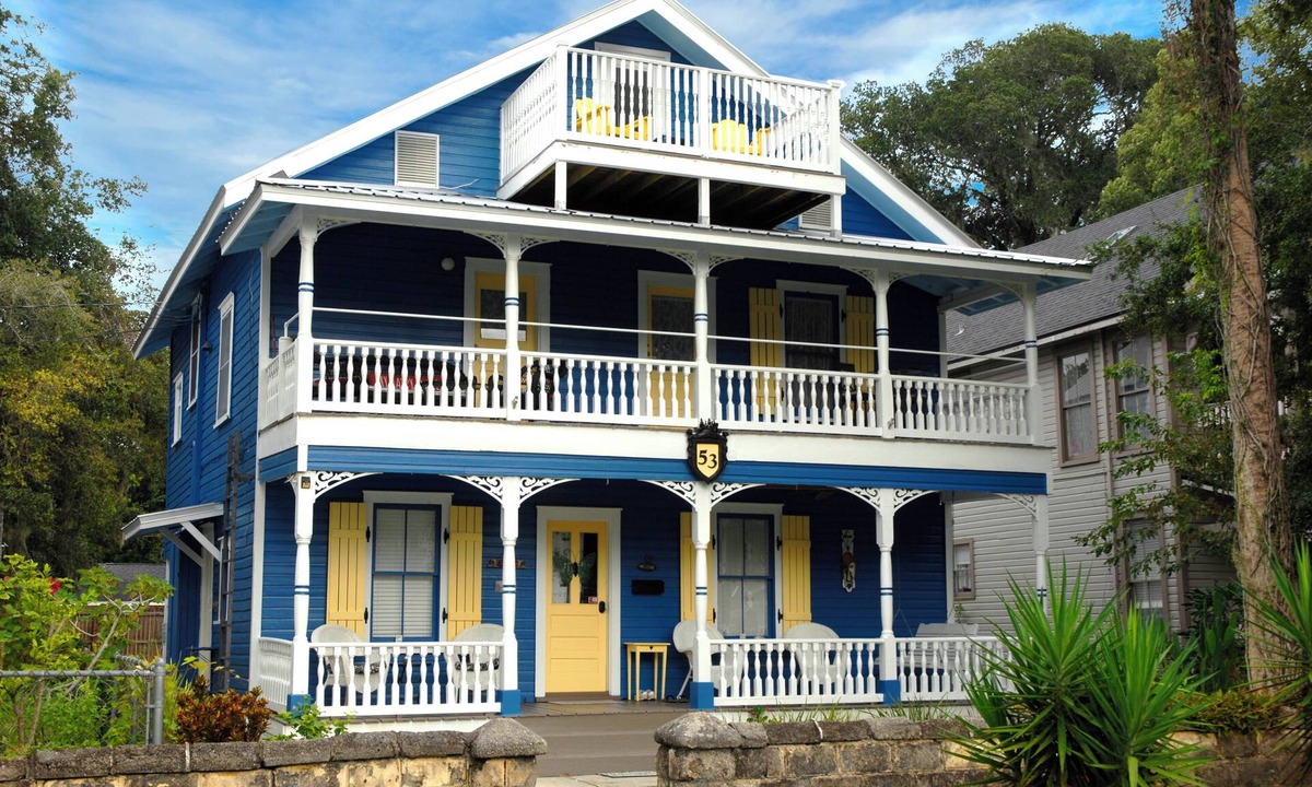 Downtown Historic District House | Downtown Historic Two Bedroom Victorian Apartment. Free On-site Parking