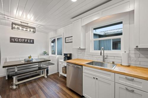 Palmer House | Downtown Home & Studio Apt Walk to Shops & Cafes