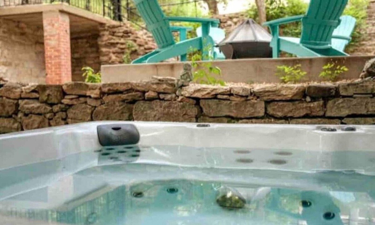 Eureka Springs Historic District Condo | Downtown+HotTub+Wifi+FreeParking @151 Spring Ste C