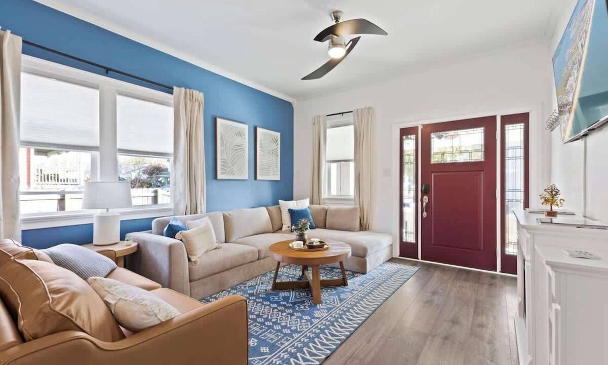 Indianapolis House | Downtown Indy Walk to Stadiums 4BR/3BA Hot Tub Game Room Sleeps 13