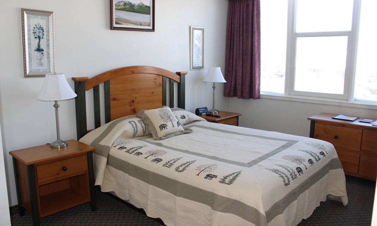 Jasper Hotel | Downtown Jasper Suite Beautiful Views