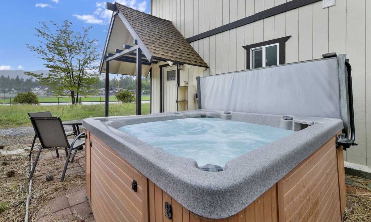Big Bear Lake Ski Chalet | Downtown Lakeview Cabin- Hot Tub- Walk to Village