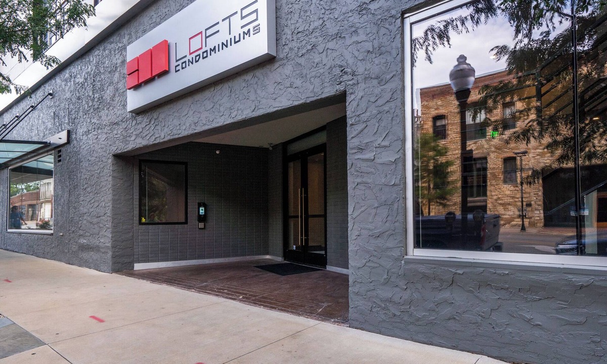 Lawrence Apartment | Downtown Lawrence Condo 1 Block to Mass St Walk to KU Hot Tub Sleeps 4