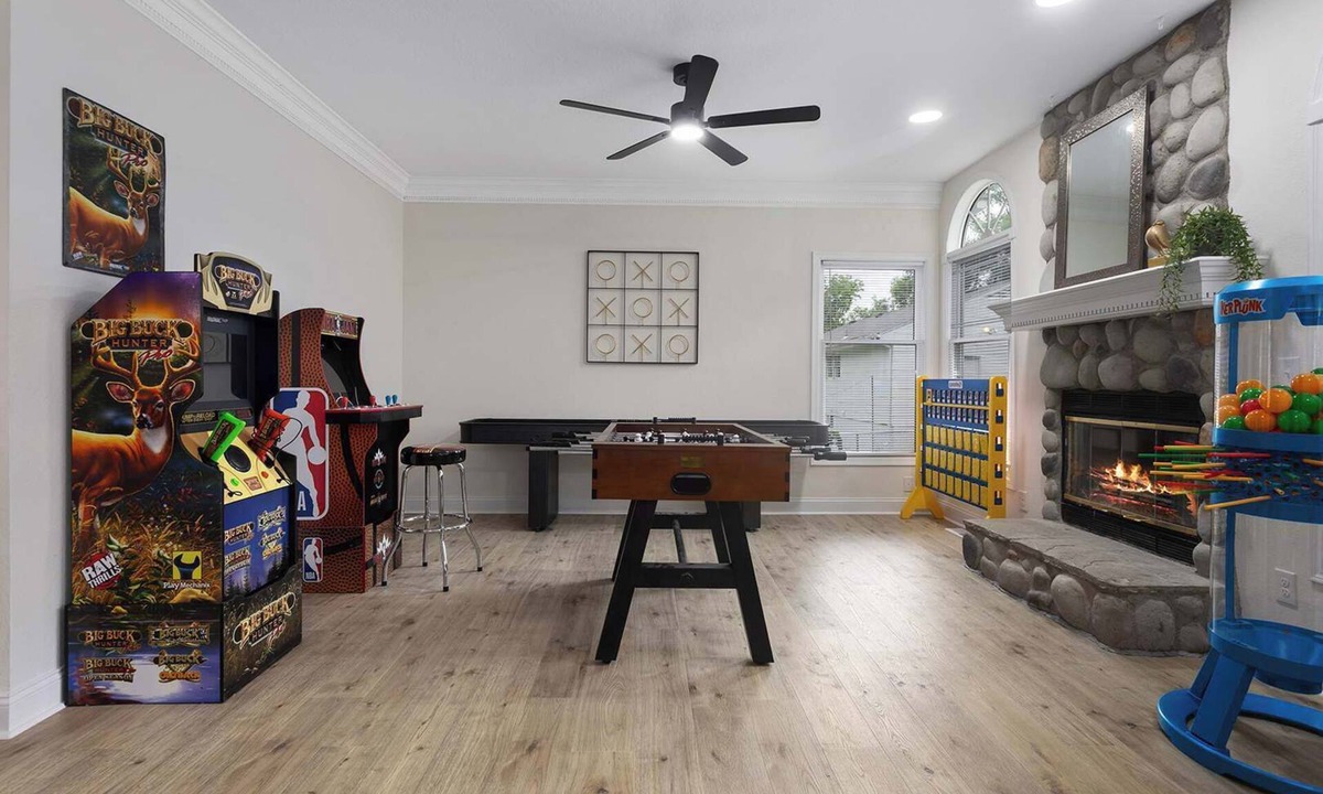 Lee's Summit House | Downtown Lee's Summit | Mini Golf, Arcade & Fire Pit — Sleeps 12