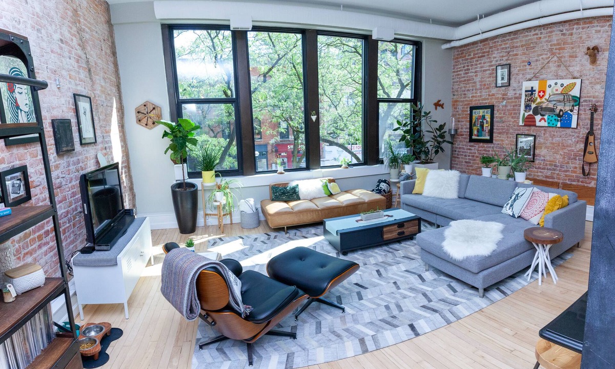 Old West Side Condo | Downtown Loft, 2BR, 1BA, 4BDs, Free Pkg, WiFi, AC, STR26-1315