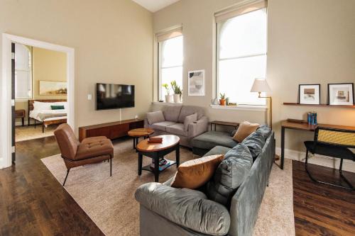 East Town Apartment | Downtown Luxe 2BR Loft Apt | Sleeps 8 | Walkable