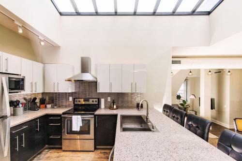 East Town Apartment | Downtown Luxury 2BR Penthouse Loft - Sleeps 8-9