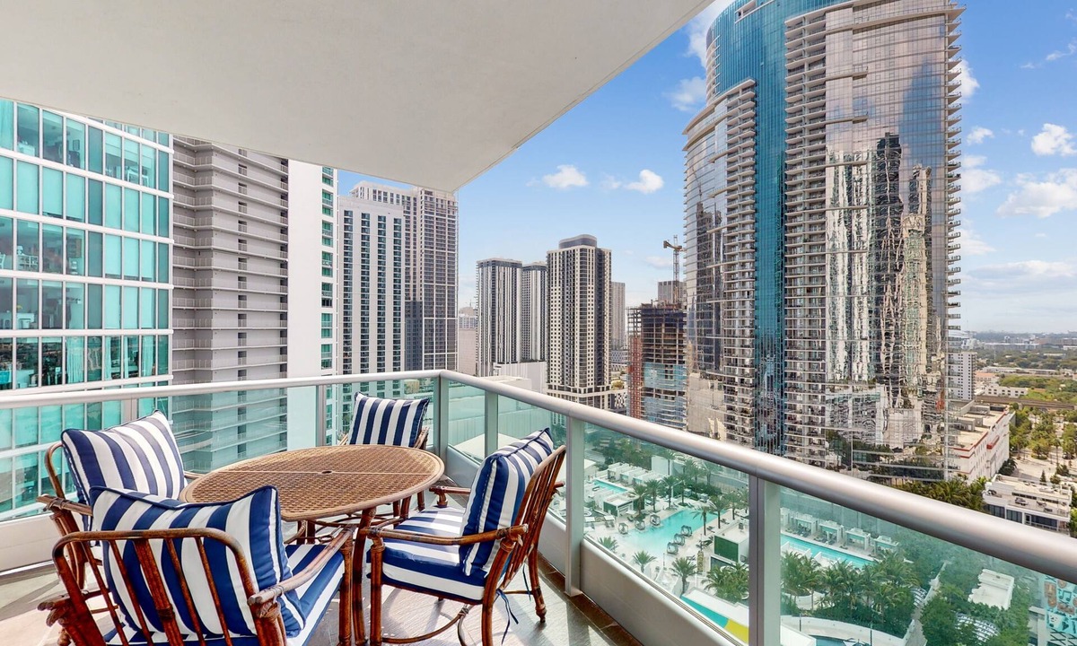 Town Square Condo | Downtown Miami - Luxury 2 Bdrm/3.5 Bath condo with Amazing Bay Views.