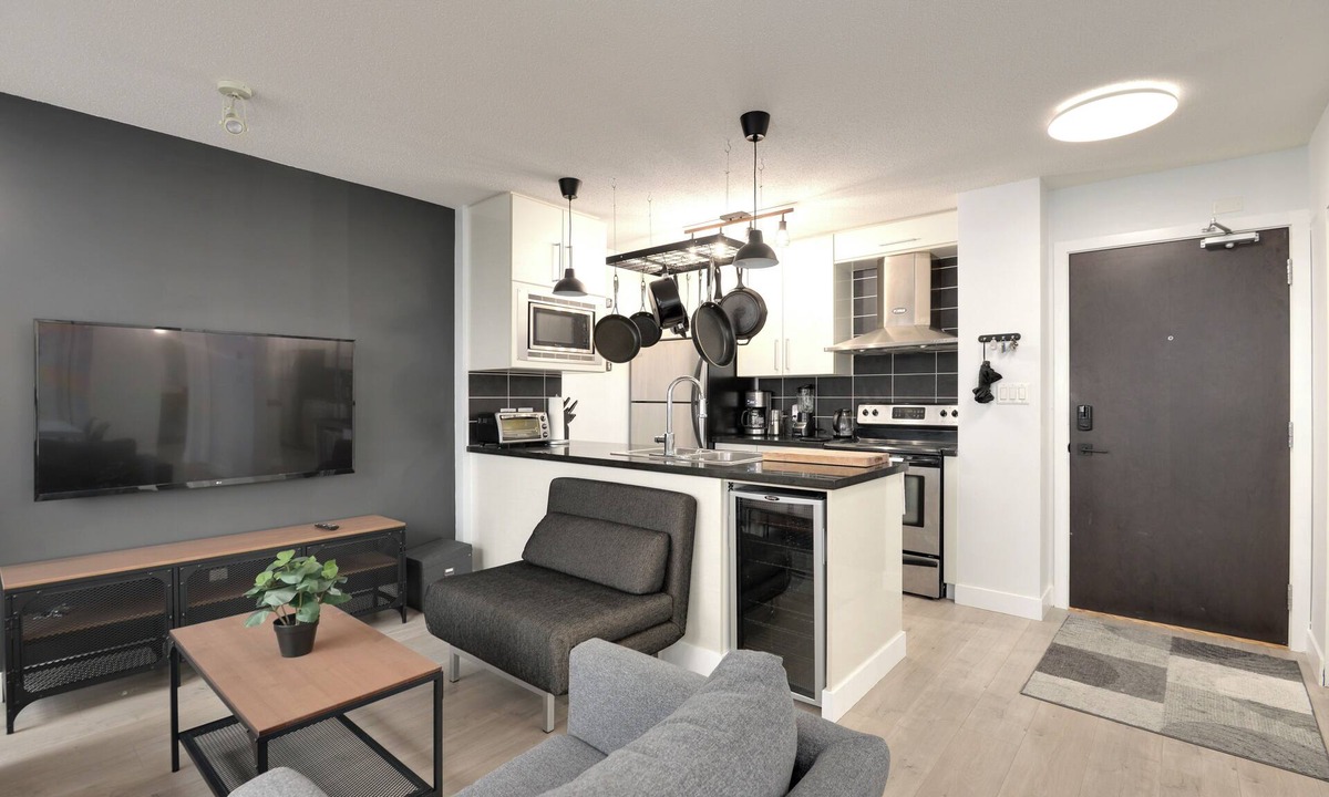 Gastown Condo | Downtown Modern-Industrial Condo 2bd/2bth + Parking