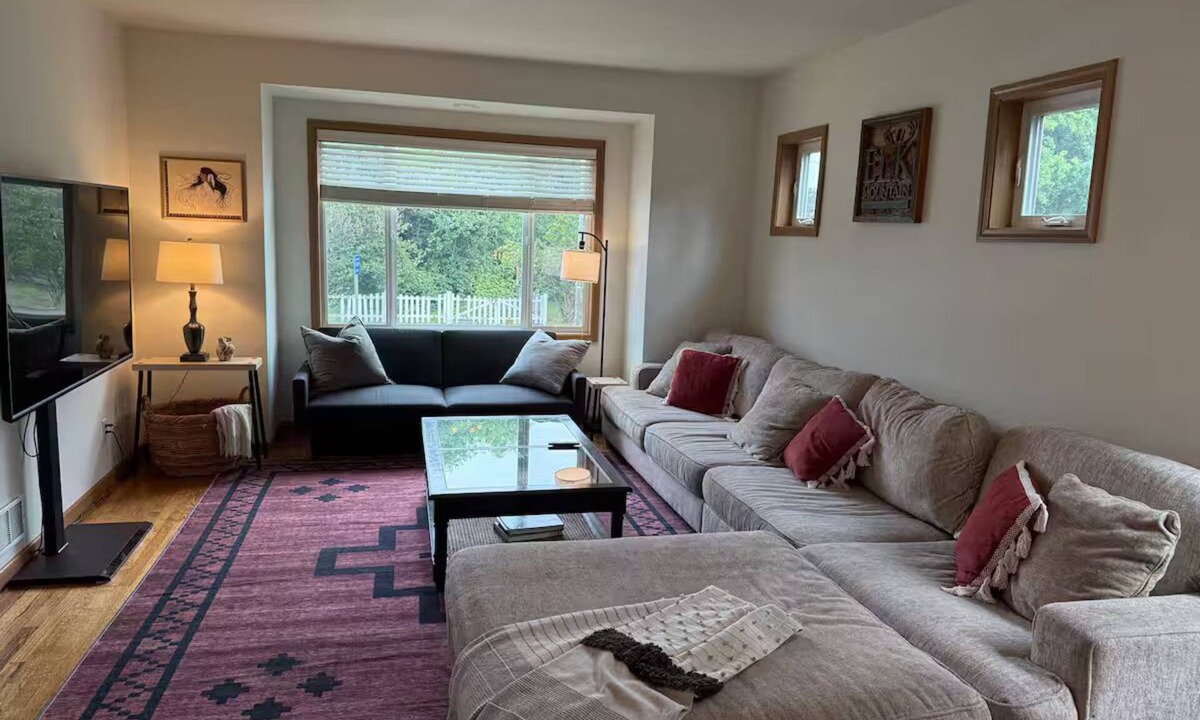 North Bend House | Downtown North Bend Basecamp Fall Getaway – Save 15%
