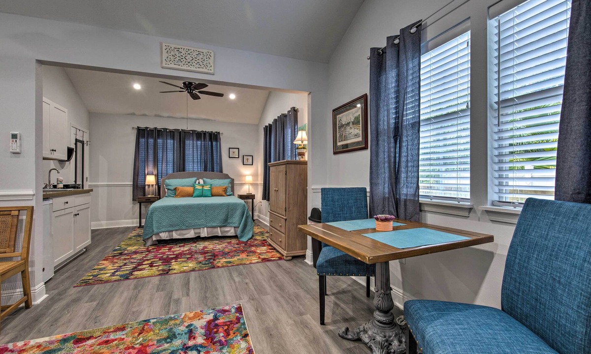 Ocean Springs Apartment | Downtown Ocean Springs Retreat: 1 Mi to Beach!
