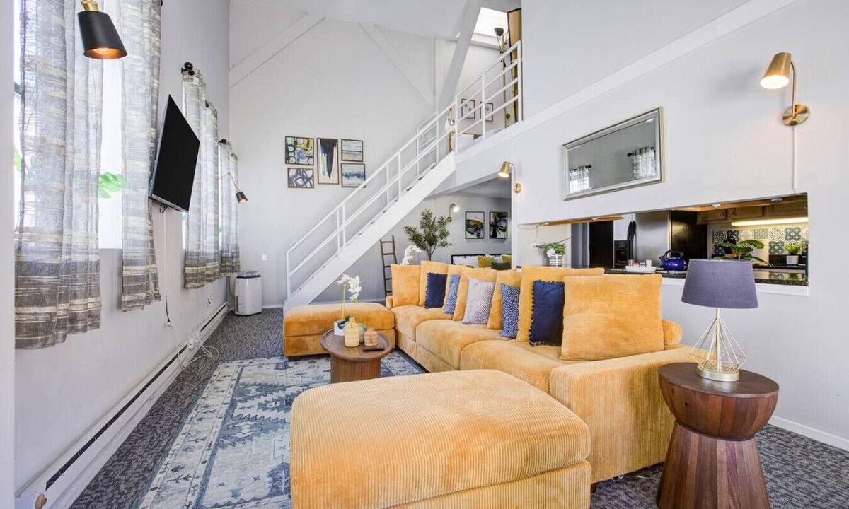 Printers Row Apartment | Downtown Penthouse #5 | Vintage +gym & balcony