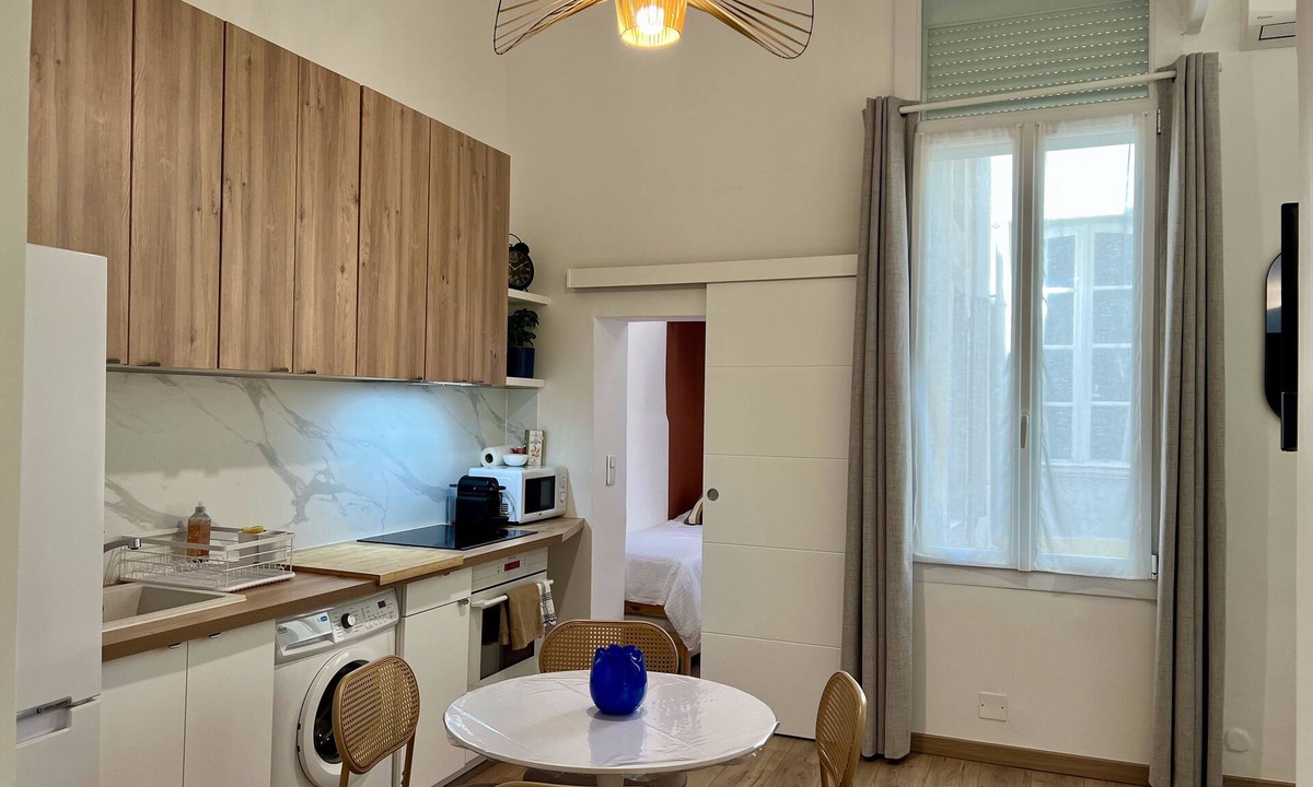Aix-en-Provence Historic Centre Apartment | Downtown, Quiet, Comfortable and Air-conditioned (2 Bedrooms)