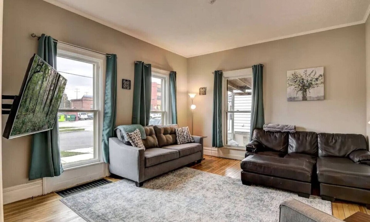 Eau Claire House | Downtown Retreat Near Mayo &UWEC