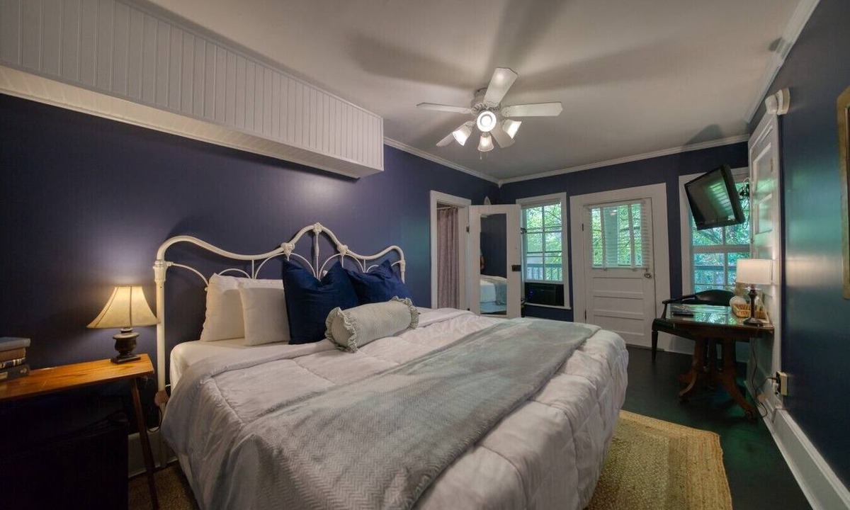 Eureka Springs Historic District House | Downtown Savannah Suite Piedmont