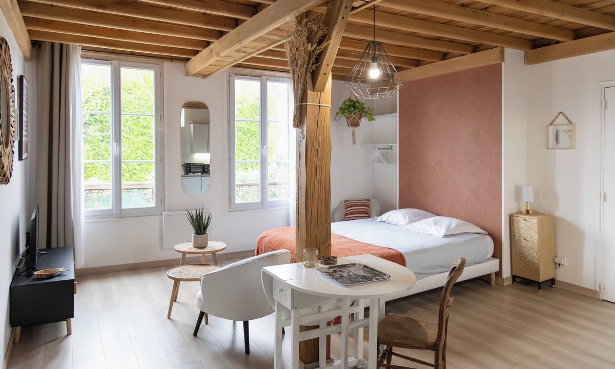 Troyes Apartment | Downtown studio, quiet, charming, wifi