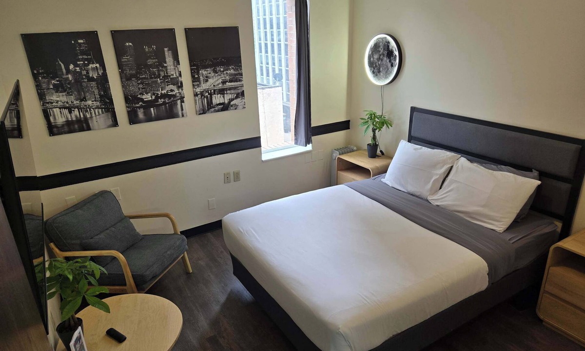Downtown Pittsburgh Apartment | Downtown Studio Retreat | Queen Bed + 55” Smart TV + River Views