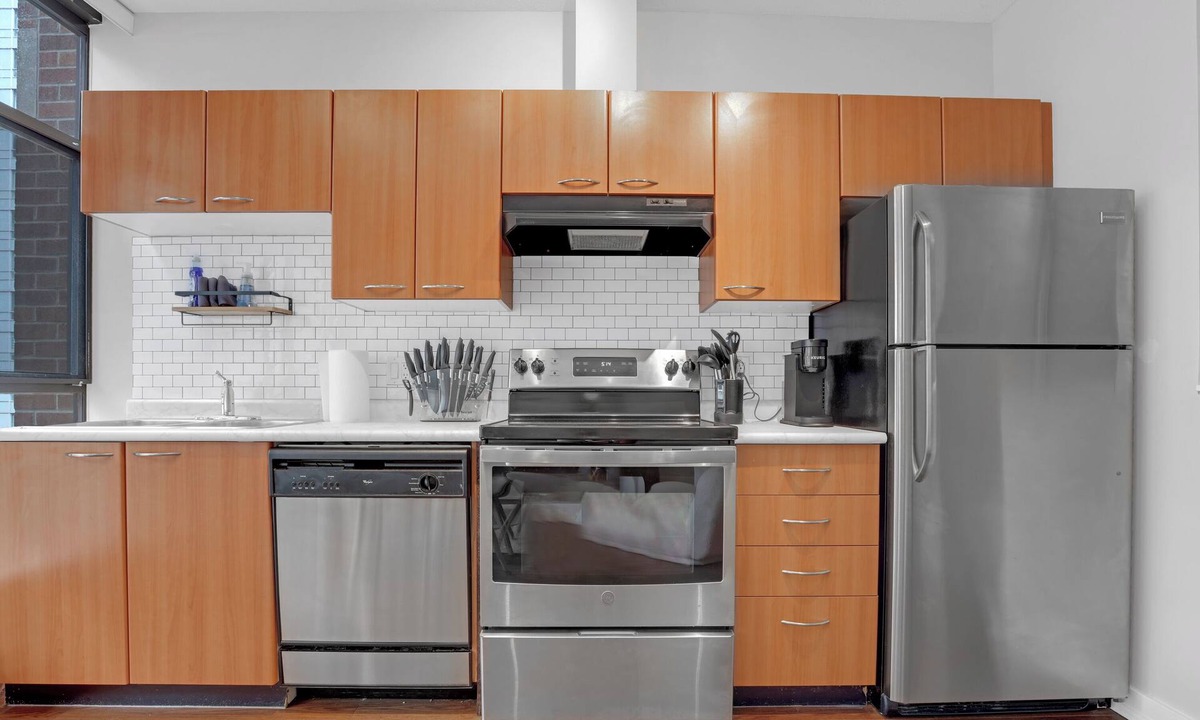 Downtown Vancouver Apartment | Downtown Vancouver 2BR Stay - Balcony + Workspace