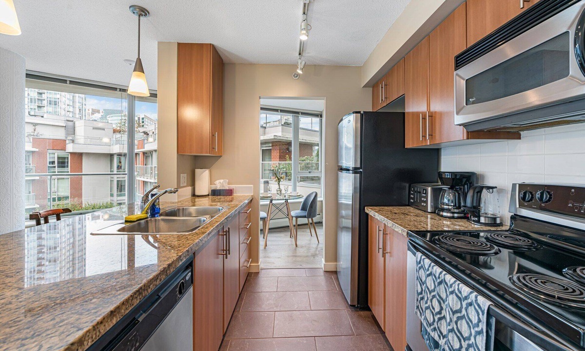 Crosstown Condo | Downtown Vancouver Condo, Pool, Gym, Skytrain