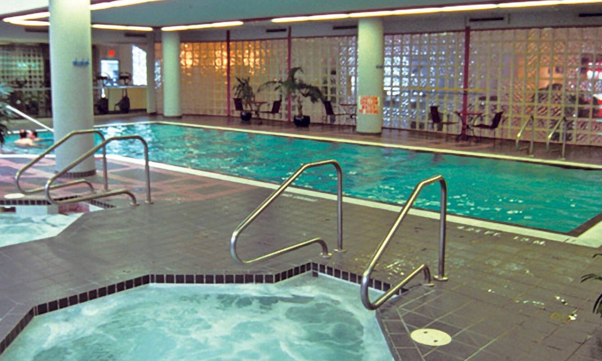 Downtown Vancouver Hotel | Downtown Vancouver. Fitness room/pool/hottub/AC. Minutes from stadium.