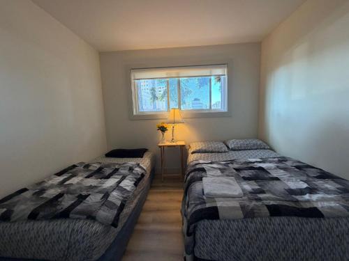 Chinatown House | Downtown Vancouver Modern Apartment Room - Walk to BC Stadium, Skytrain- Free Parking