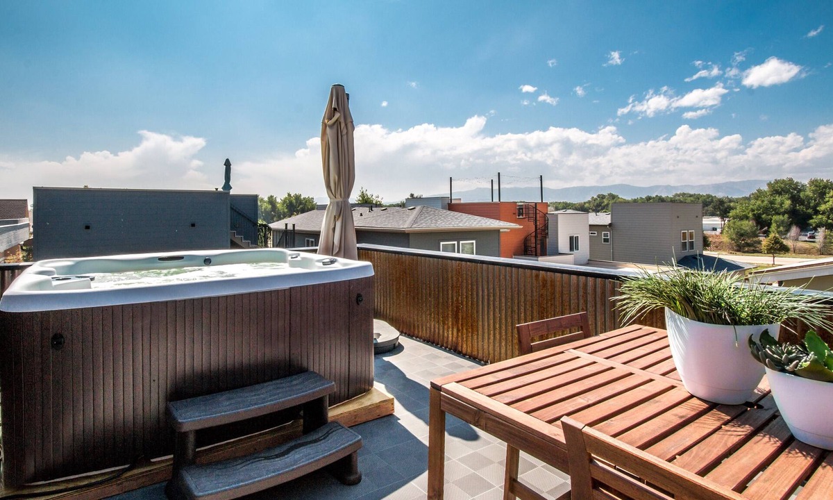 Old Town North House | Downtown Views Guesthouse
