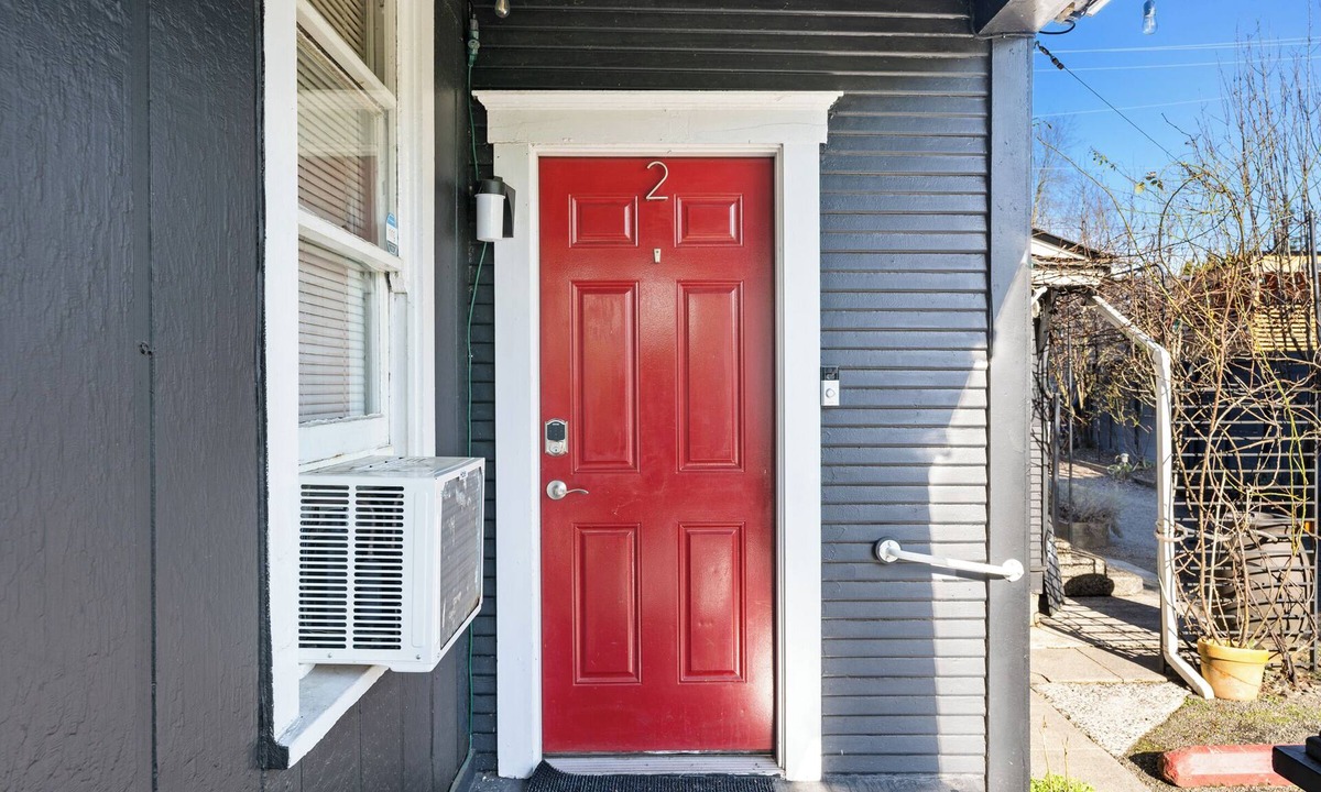 Hough Apartment | Downtown Walkable 1-bedroom Couples Retreat With Large Soaking Tub