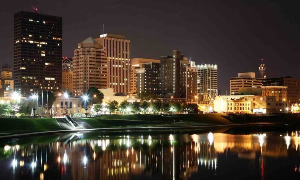 Dayton Condo | DOWNTOWN WATERFRONT | FAST WIFI + FREE PARKING