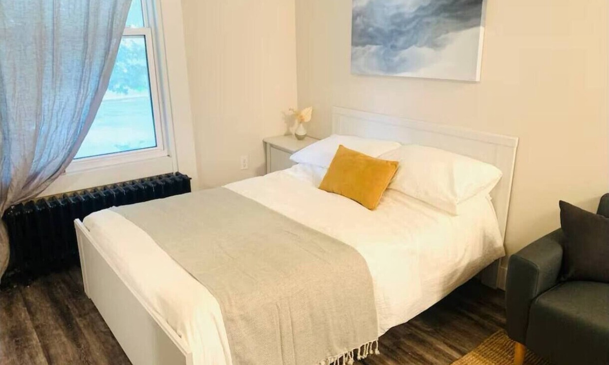 Kingston Apartment | Downtown Wellington St Studio