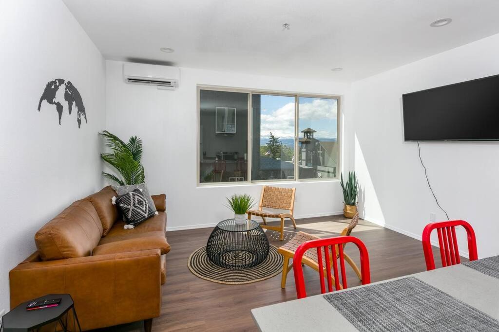 White Salmon Apartment | Downtown White Salmon Modern Loft #03