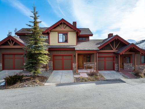 Bear Crossing House | Downtown WP Chalet 1415 I Private Hot Tub I Great Views I Activity Program