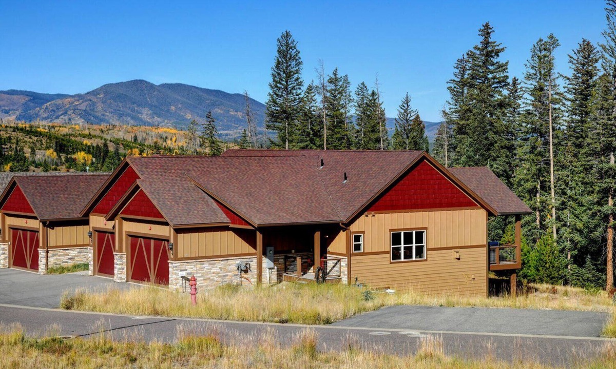 Rendezvous House | Downtown WP Chalet 89 I Private Hot Tub I Great Views I Bunk Room I Discounted Attractions