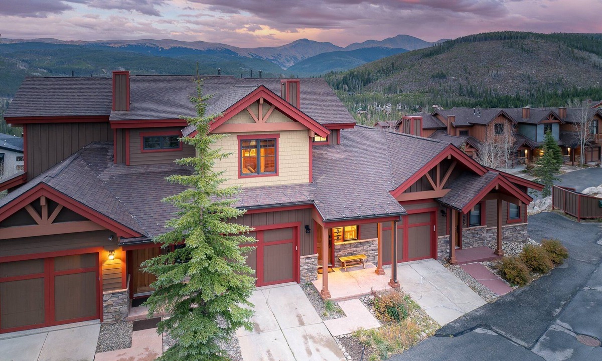Bear Crossing House | Downtown WP Chalet 1415 I Private Hot Tub I Great Views I Bunk Room I Discounted Attractions