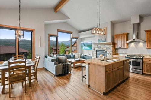 Bear Crossing House | Downtown WP Villa 745 I Private Hot Tub I Great Views I Activity Program