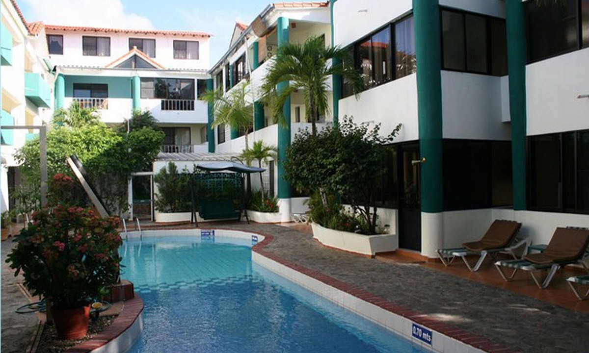 El Batey Hotel | Dowtown guest-friendly hotel room steps from all shops/bars/beaches