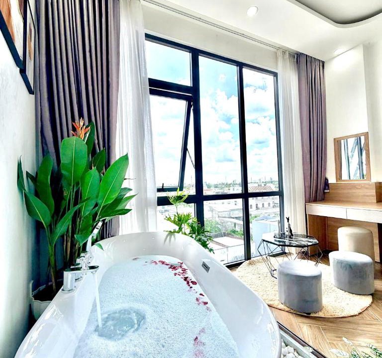 Ninh Kieu Apartment | Dr402 Modern Studio W Bathtub and City Views