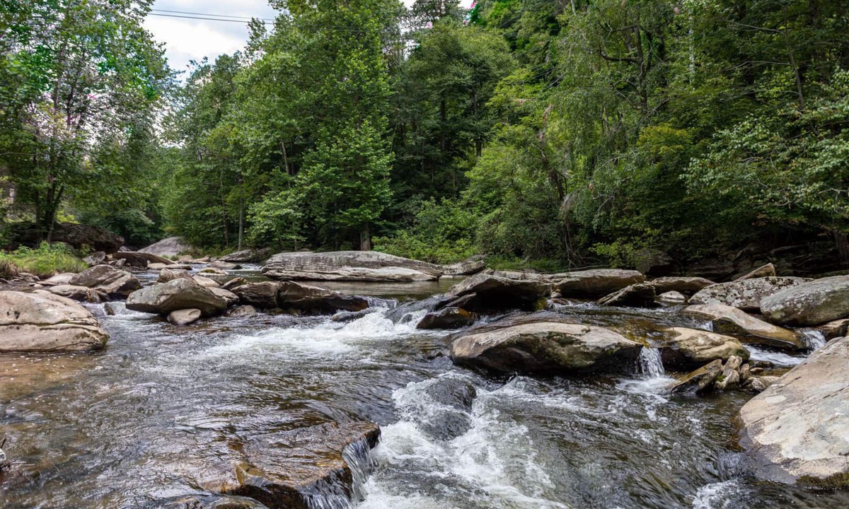 Boone Cabin | Draggin Fly- Romantic Getaway! River Frontage - Hot Tub - Firepit